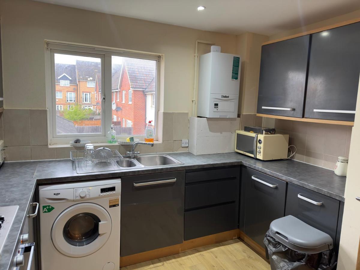 Lovely 2 Bedroom Family Holiday Home Thamesmead  Exterior foto