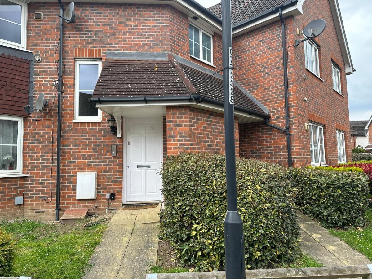 Lovely 2 Bedroom Family Holiday Home Thamesmead  Exterior foto